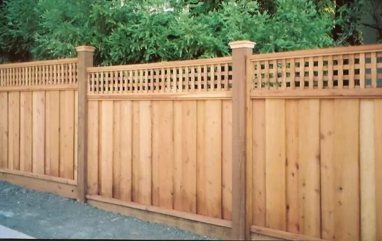Cedar privacy fence with lattice top