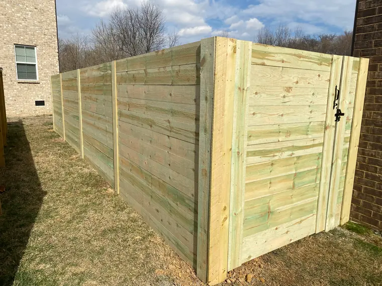 Horizontal board corner with a latched gate
